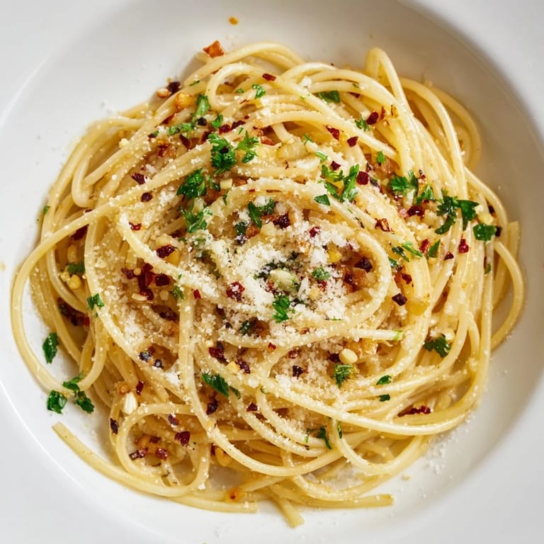 Aglio e Olio express pasta: perfectly cooked spaghetti coated in garlic-infused oil.